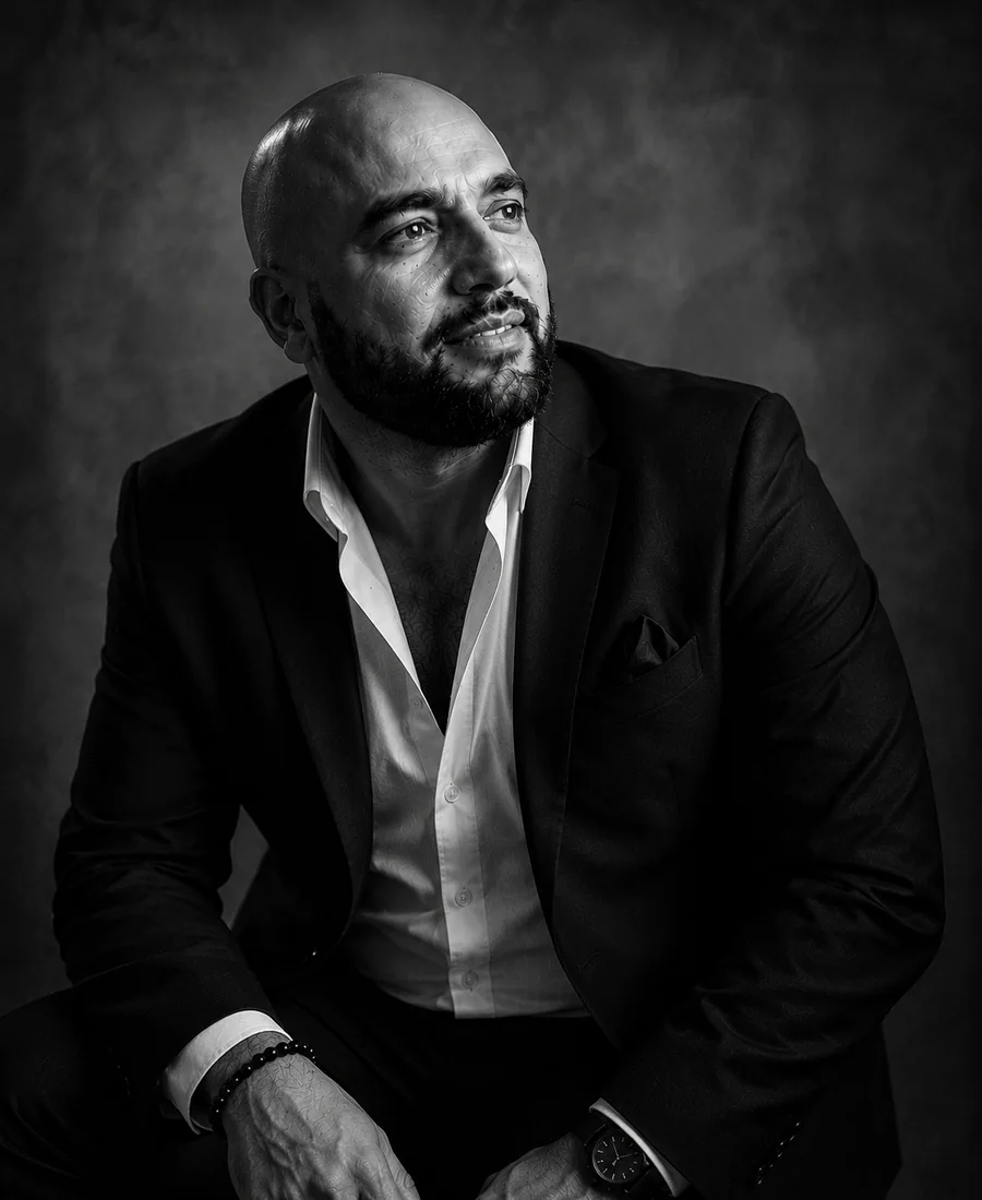 Retrato editorial en blanco y negro